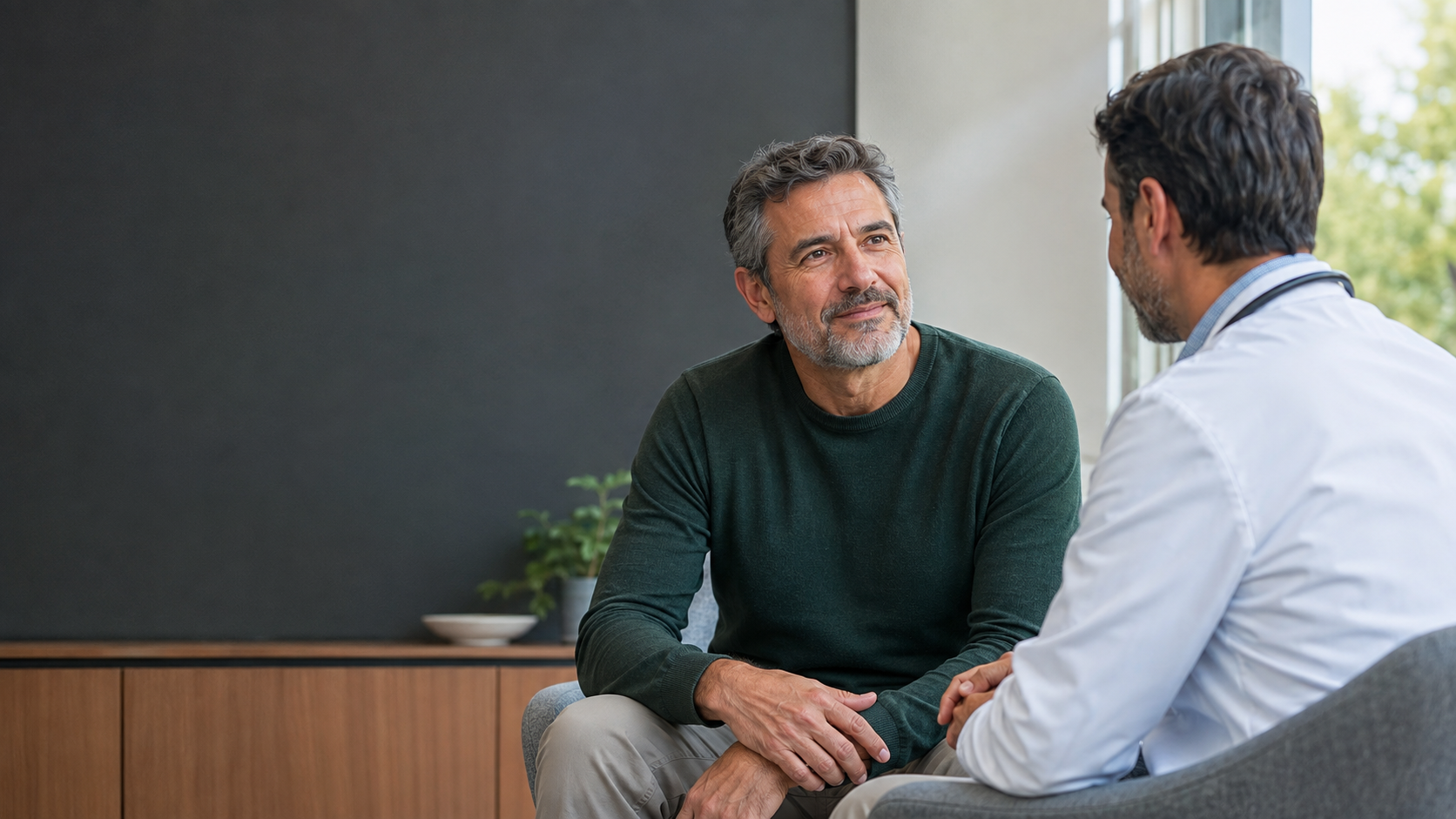 Paciente adulto conversando con una profesional de salud